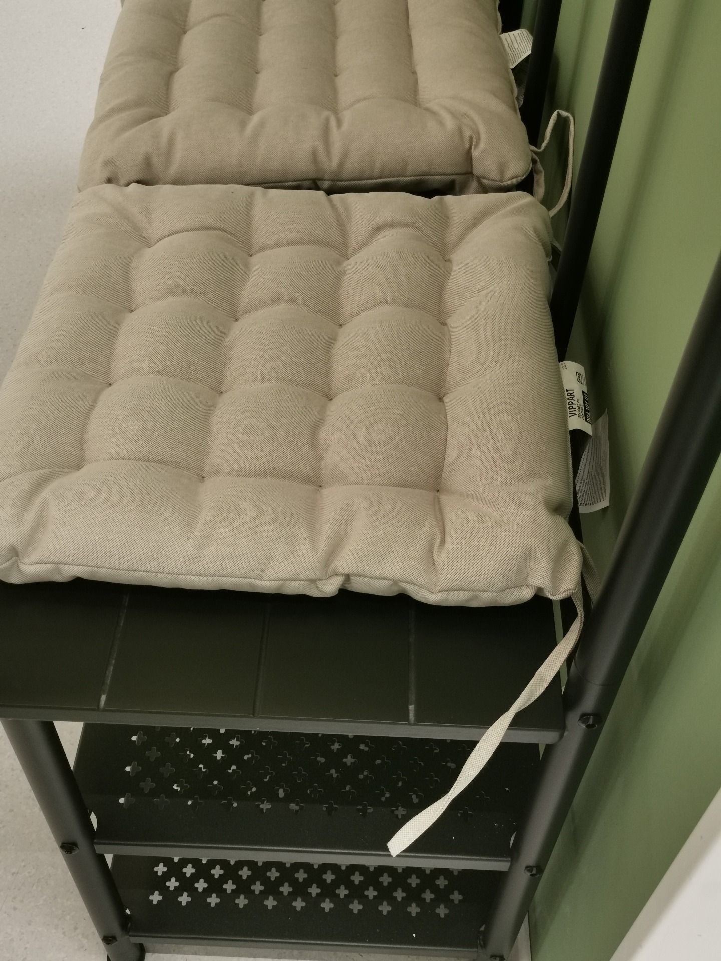 PINNIG kleshenger med benk fra IKEA